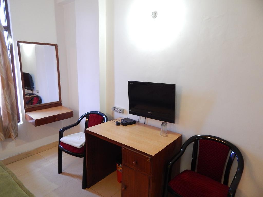 Airport Hotel Paradise International Nova Deli Quarto foto